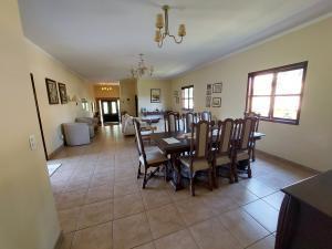 Casa Terrea com 04 quartos no Condominio Nova Higienopolis